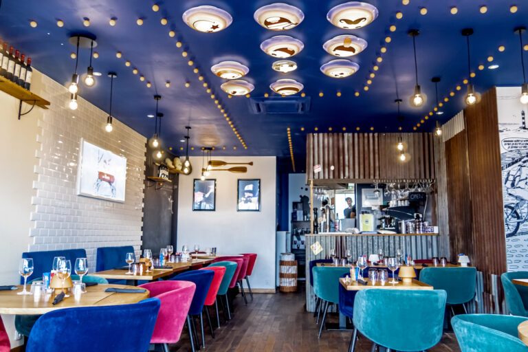 Salle au plafond bleu et fauteuils colorés
