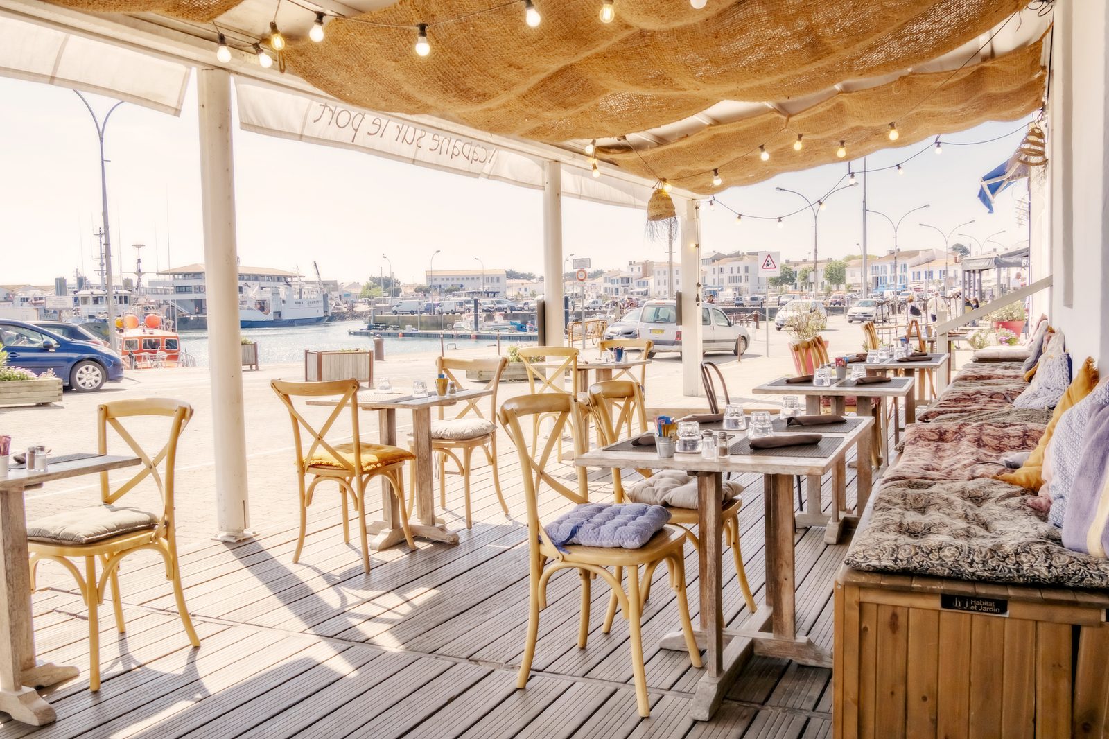 Terrasse face aux bateaux à l'Île d'Yeu