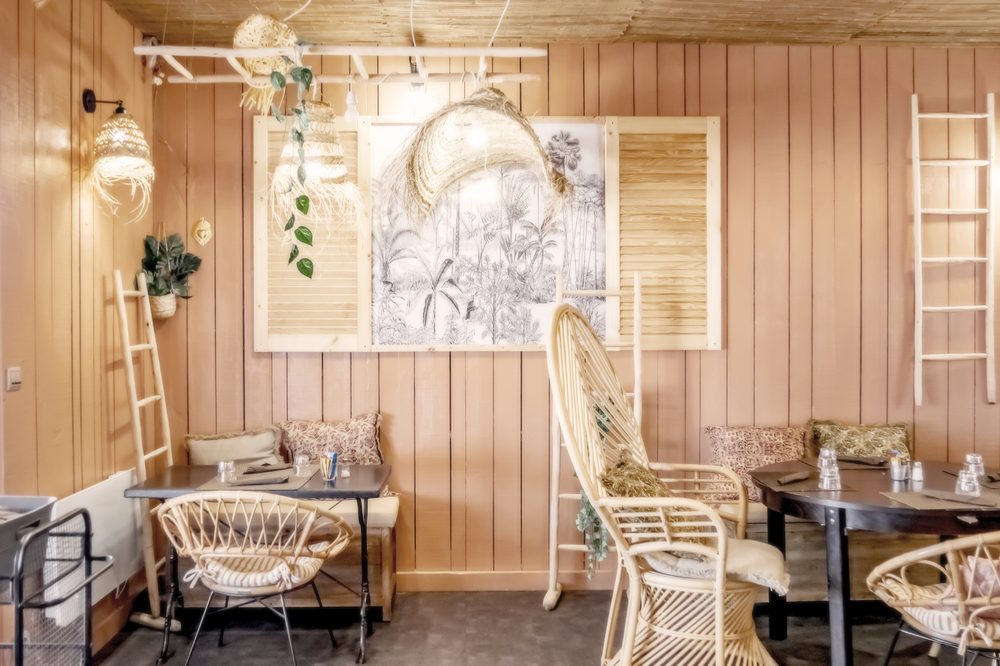 Intérieur bois et rotin de La Cabane