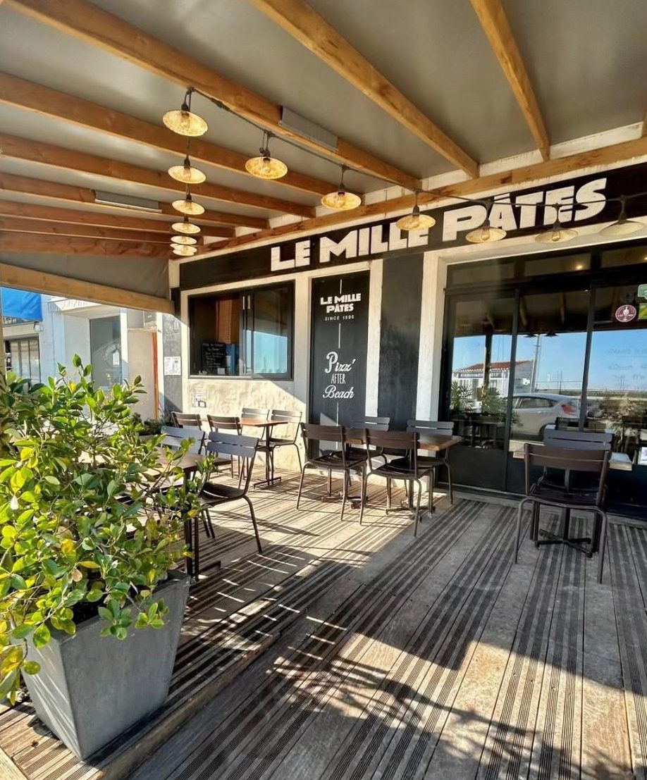 Terrasse du Mille Pâtes sur le port de l'Île d'Yeu