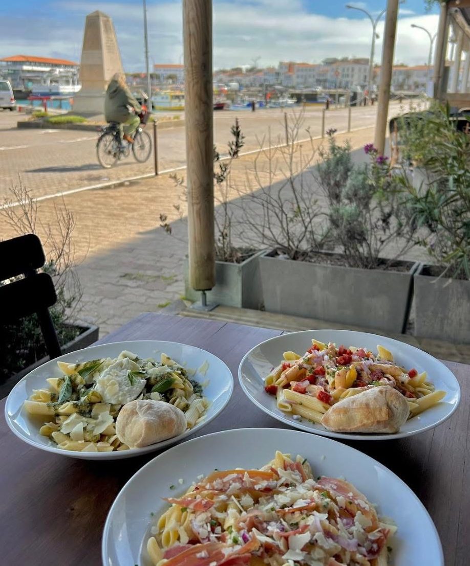 Pâtes servies en terrasse face au port