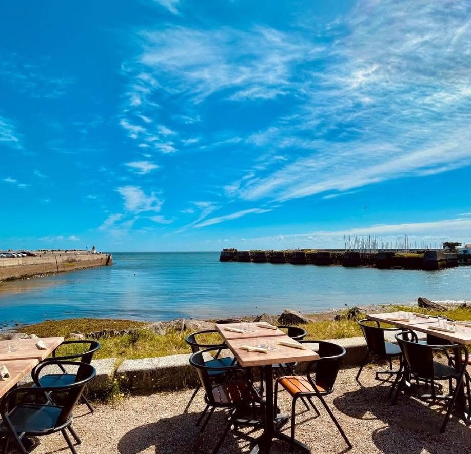 Terrasse face à la mer et au port