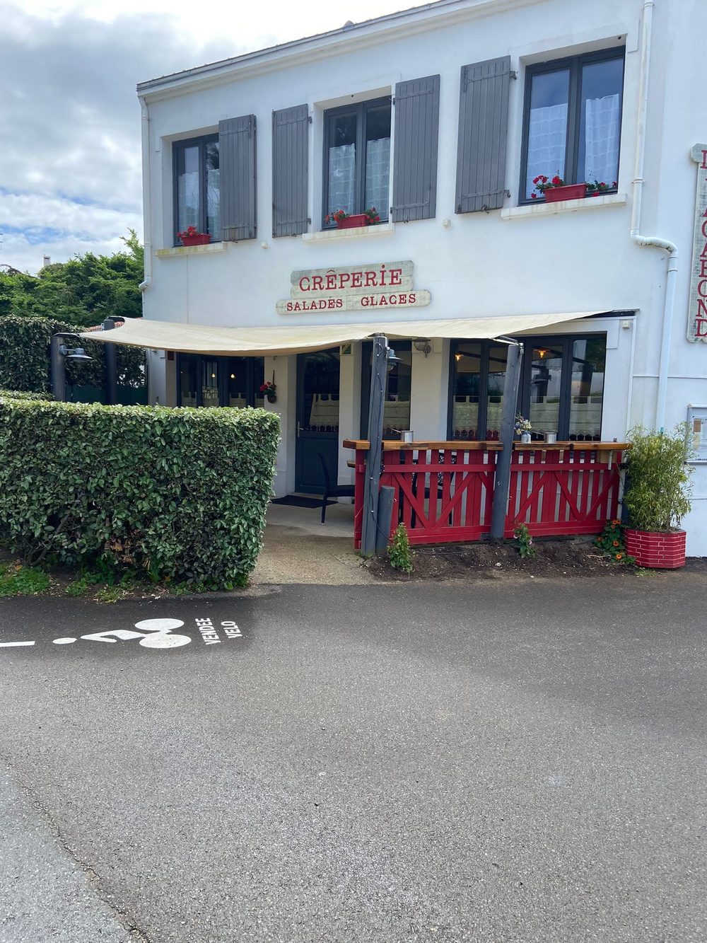 Façade de la crêperie Le Vagabond au Port de la Meule