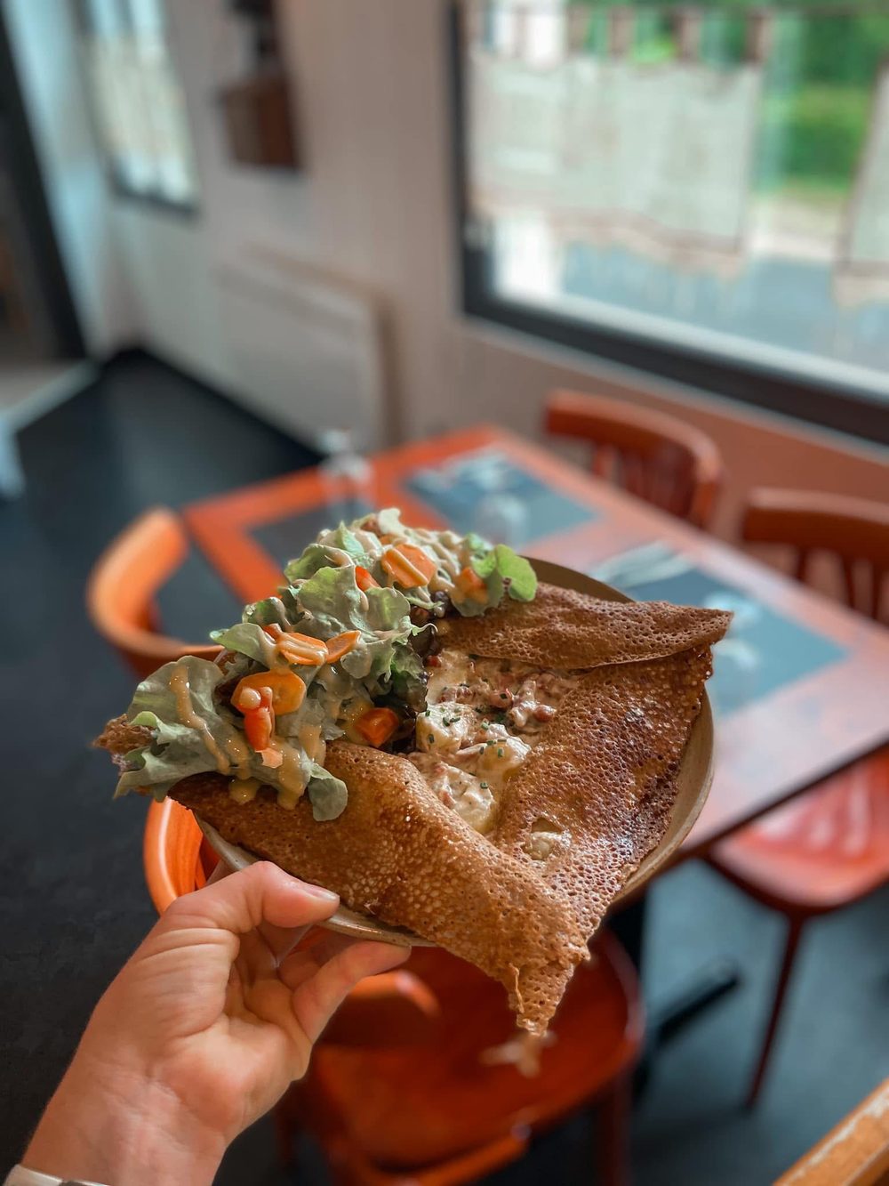 Galette complète servie en salle